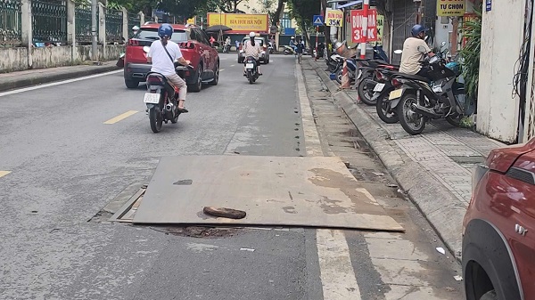 Cảnh báo: Nắp hố ga, miệng cống biến thành 'bẫy' trên đường Hà Nội- Ảnh 8. Cảnh báo: Nắp hố ga, miệng cống biến thành 'bẫy' trên đường Hà Nội- Ảnh 8.