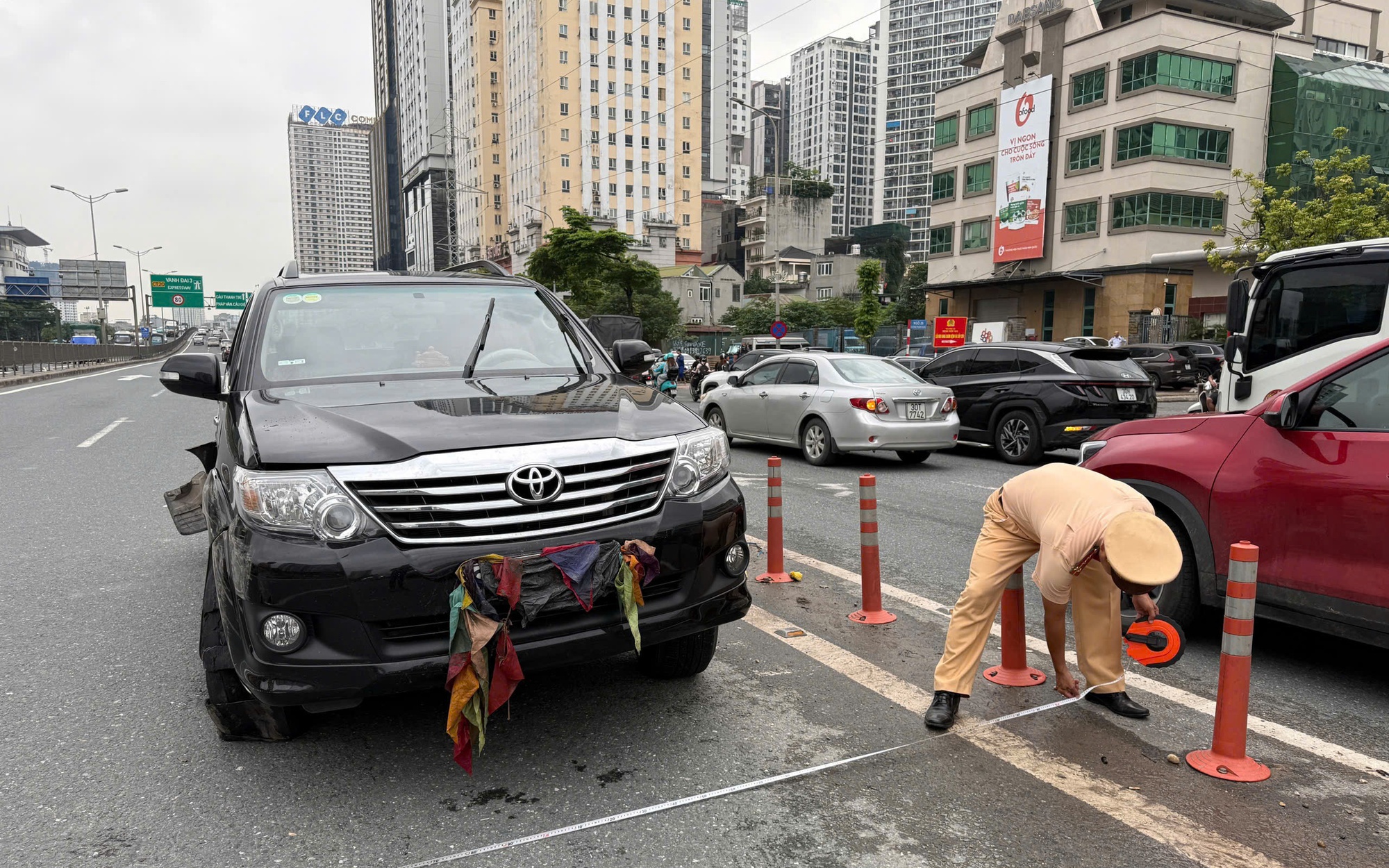 Phạt 19 triệu đồng nữ tài xế điều khiển ô tô đi ngược chiều trên đường Võ Chí Công - Ảnh 3. Diễn biến mới vụ tài xế ô tô nổ 2 lốp đi ngược chiều trên vành đai 3