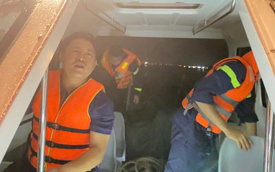 Nỗ lực tìm kiếm người cha nghi ôm hai con nhảy cầu Bến Thủy- Ảnh 3. Nỗ lực tìm kiếm người cha nghi ôm hai con nhảy cầu Bến Thủy- Ảnh 3.