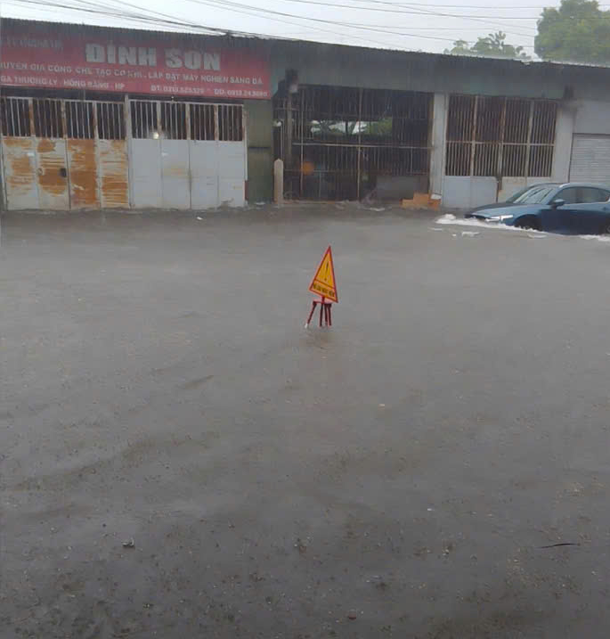 Mưa lớn kéo dài, nhiều tuyến phố ở Hải Phòng bị ngập sâu- Ảnh 8. Mưa lớn kéo dài, nhiều tuyến phố ở Hải Phòng bị ngập sâu- Ảnh 8.