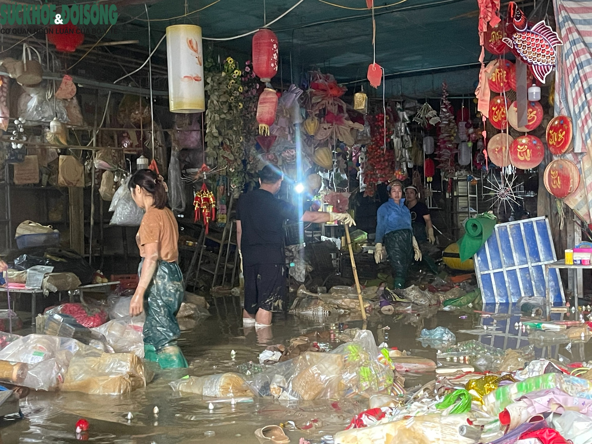 Thái Nguyên sau ngập lụt: Tiểu thương khóc ròng giữa bùn đất, thiệt hại hàng tỷ đồng- Ảnh 4. Thái Nguyên sau ngập lụt: Tiểu thương khóc ròng giữa bùn đất, thiệt hại hàng tỷ đồng- Ảnh 4.