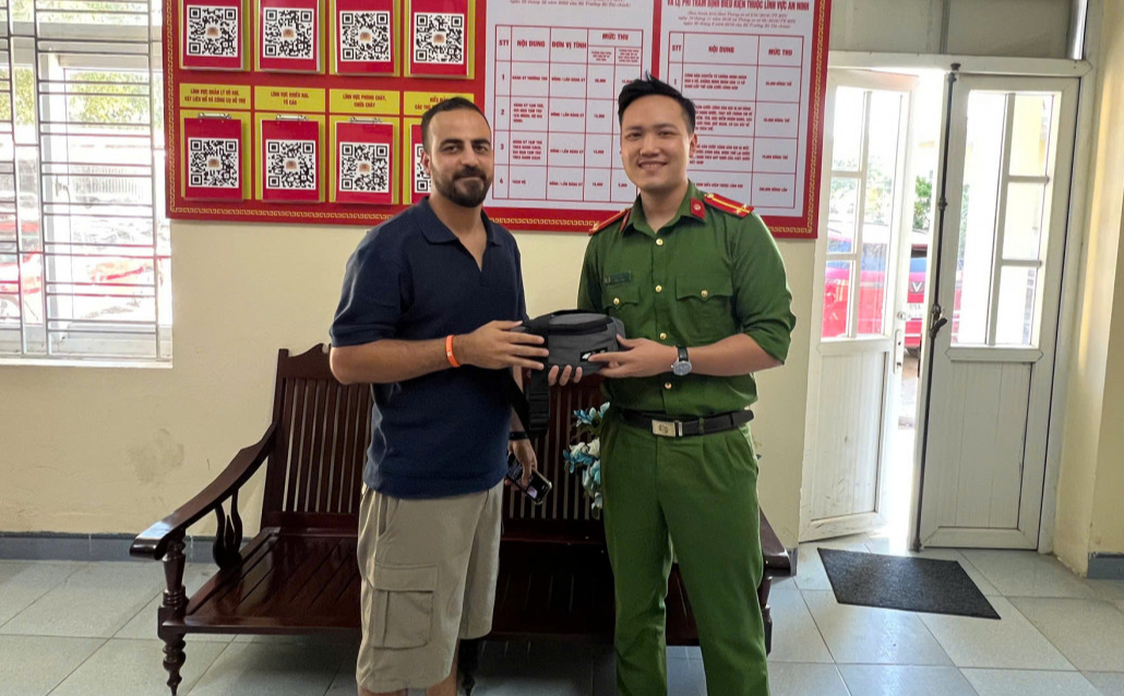 Làm rơi hàng nghìn USD, du khách nước ngoài may mắn được công an phường tìm giúp- Ảnh 1.