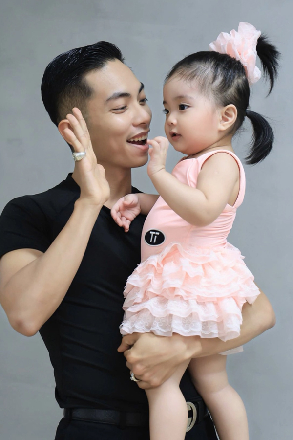 Lisa - con gái út nhà Khánh Thi - Phan Hiển thừa hưởng gen tài năng của bố mẹ- Ảnh 1. Lisa - con gái út nhà Khánh Thi - Phan Hiển thừa hưởng gen tài năng của bố mẹ- Ảnh 1.