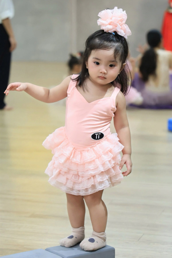 Lisa - con gái út nhà Khánh Thi - Phan Hiển thừa hưởng gen tài năng của bố mẹ- Ảnh 3. Lisa - con gái út nhà Khánh Thi - Phan Hiển thừa hưởng gen tài năng của bố mẹ- Ảnh 3.