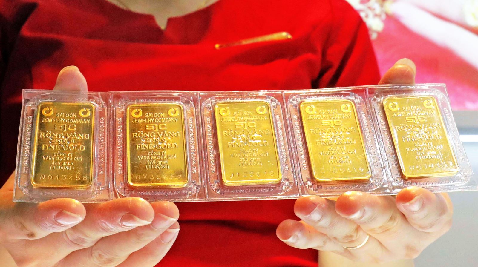 Giá vàng ngày 14/10 tăng mạnh, vàng miếng lập đỉnh 146,4 triệu đồng/lượng- Ảnh 1. Giá vàng ngày 14/10 tăng mạnh, vàng miếng lập đỉnh 146,4 triệu đồng/lượng- Ảnh 1.