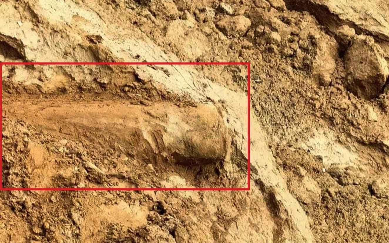 Quả bom chứa đầy thuốc nổ được phát hiện gần chợ ở Huế- Ảnh 2. Quả bom chứa đầy thuốc nổ được phát hiện gần chợ ở Huế- Ảnh 2.