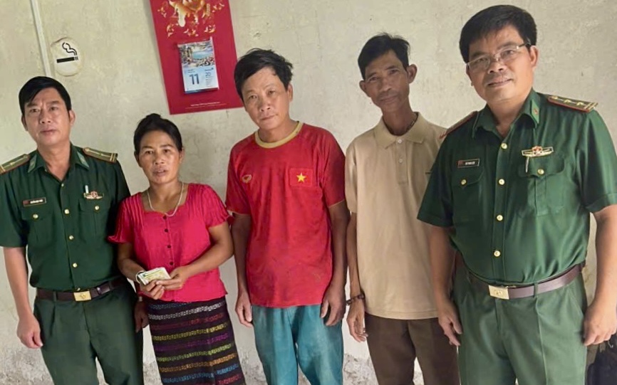 Người thợ xây nghèo nhặt được ví tiền tìm người trả lại