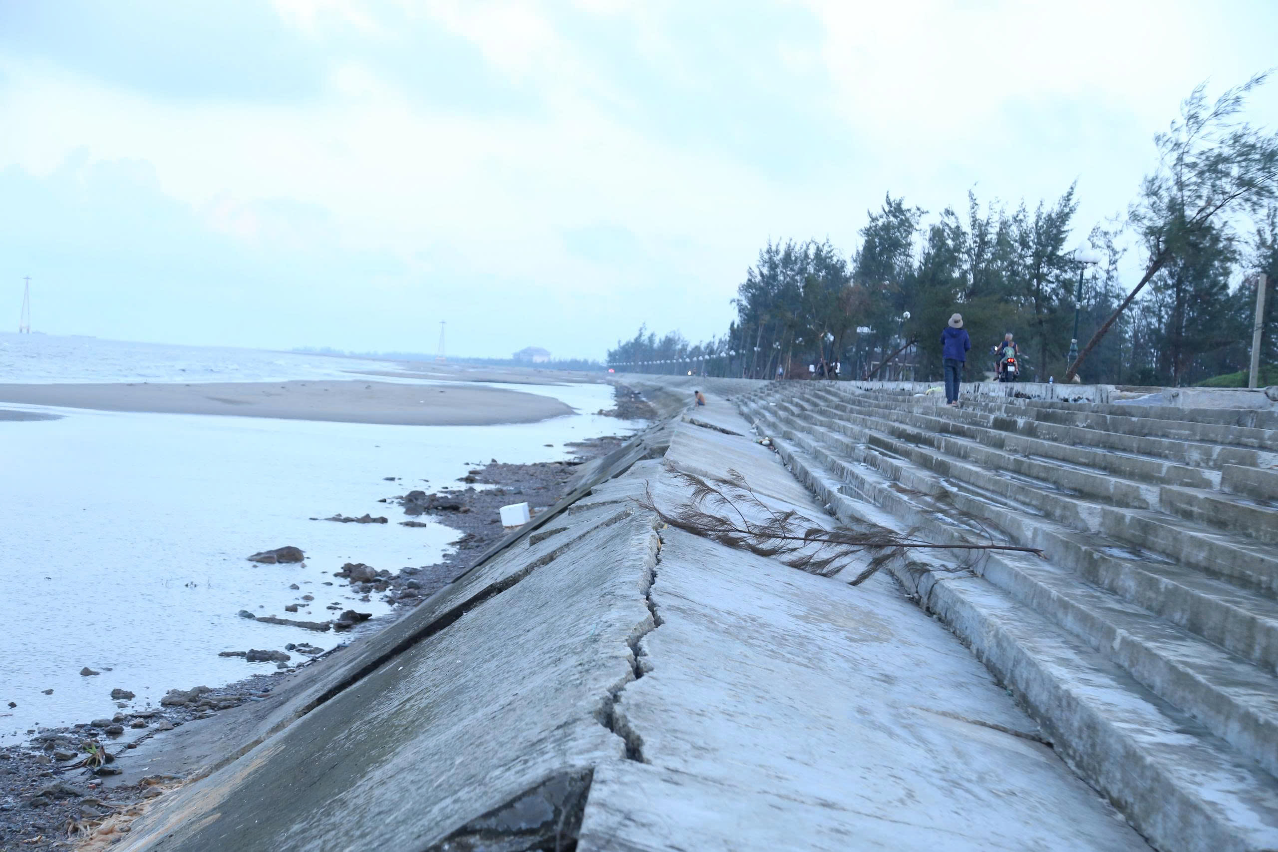 Kè biển hàng chục tỷ đồng đổ nát sau bão số 10- Ảnh 15. Kè biển hàng chục tỷ đồng đổ nát sau bão số 10- Ảnh 15.