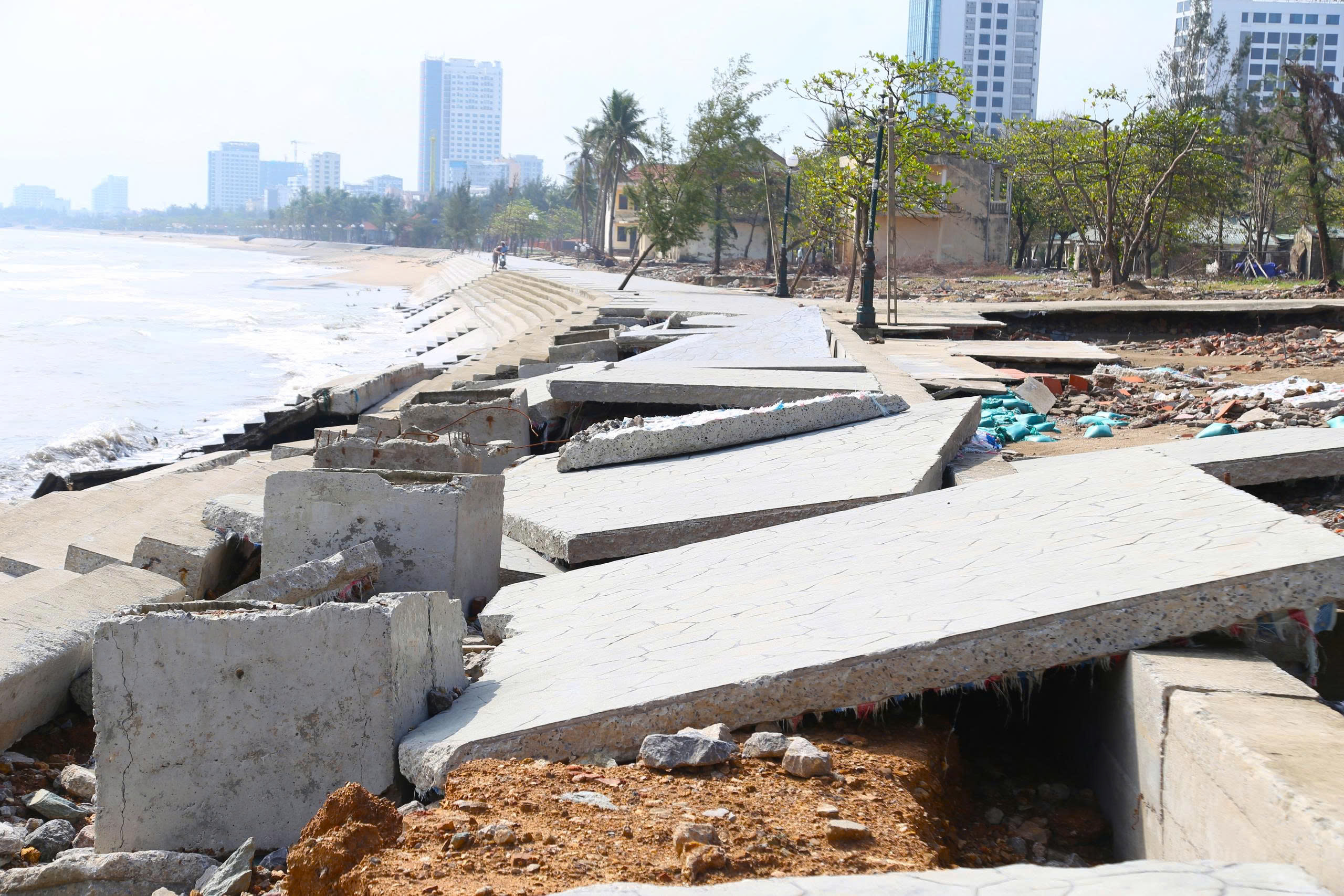 Kè biển hàng chục tỷ đồng đổ nát sau bão số 10- Ảnh 1. Kè biển hàng chục tỷ đồng đổ nát sau bão số 10- Ảnh 1.