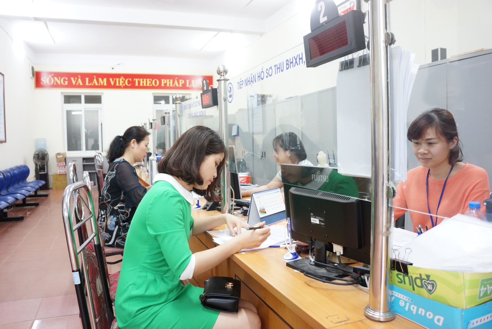 Doanh nghiệp bị thiệt hại do bão lũ được tạm dừng đóng quỹ hưu trí, tử tuất theo Luật mới- Ảnh 1. Doanh nghiệp bị thiệt hại do bão lũ được tạm dừng đóng quỹ hưu trí, tử tuất theo Luật mới- Ảnh 1.
