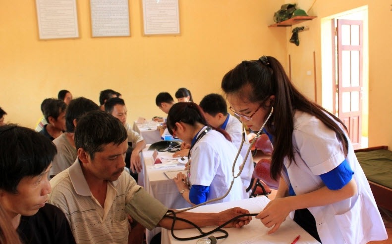 Vĩnh Long: Hướng đến mục tiêu giảm nghèo bền vững, toàn diện- Ảnh 3. Cao Bằng đẩy mạnh chính sách y tế hướng đến người nghèo vùng cao