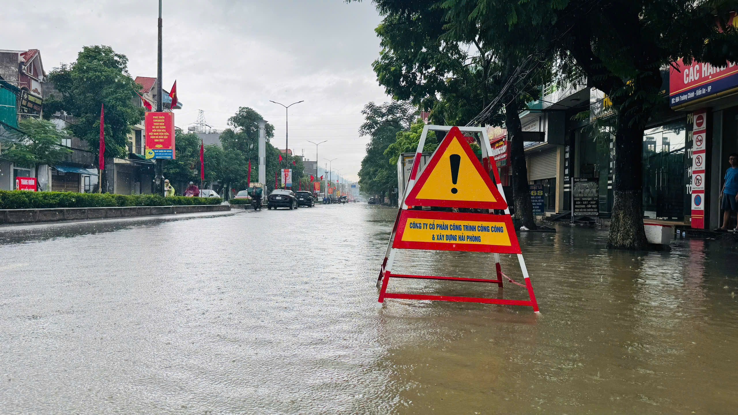 Mưa lớn kéo dài, nhiều tuyến phố ở Hải Phòng bị ngập sâu- Ảnh 9. Mưa lớn kéo dài, nhiều tuyến phố ở Hải Phòng bị ngập sâu- Ảnh 9.