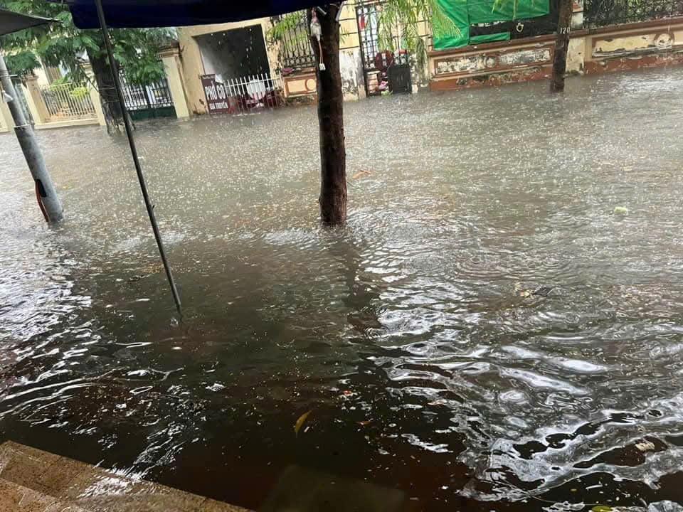 Mưa lớn kéo dài, nhiều tuyến phố ở Hải Phòng bị ngập sâu- Ảnh 3. Mưa lớn kéo dài, nhiều tuyến phố ở Hải Phòng bị ngập sâu- Ảnh 3.