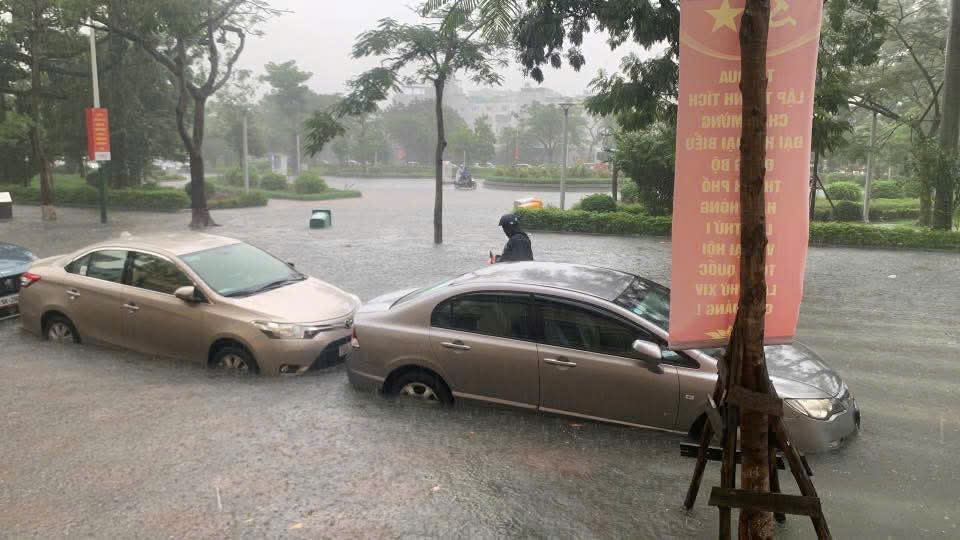 Mưa lớn kéo dài, nhiều tuyến phố ở Hải Phòng bị ngập sâu- Ảnh 2. Mưa lớn kéo dài, nhiều tuyến phố ở Hải Phòng bị ngập sâu- Ảnh 2.