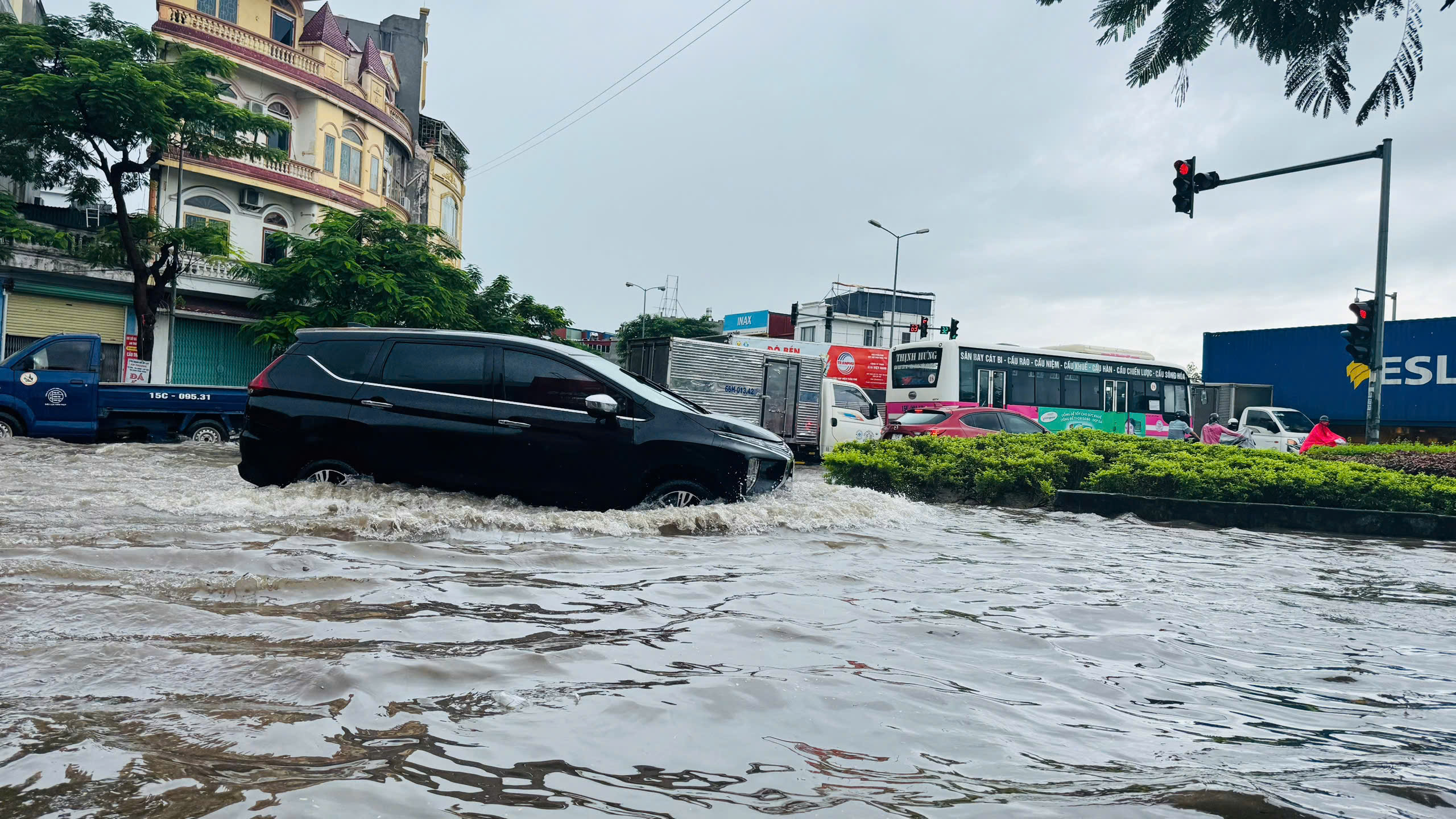 Mưa lớn kéo dài, nhiều tuyến phố ở Hải Phòng bị ngập sâu- Ảnh 7. Mưa lớn kéo dài, nhiều tuyến phố ở Hải Phòng bị ngập sâu- Ảnh 7.