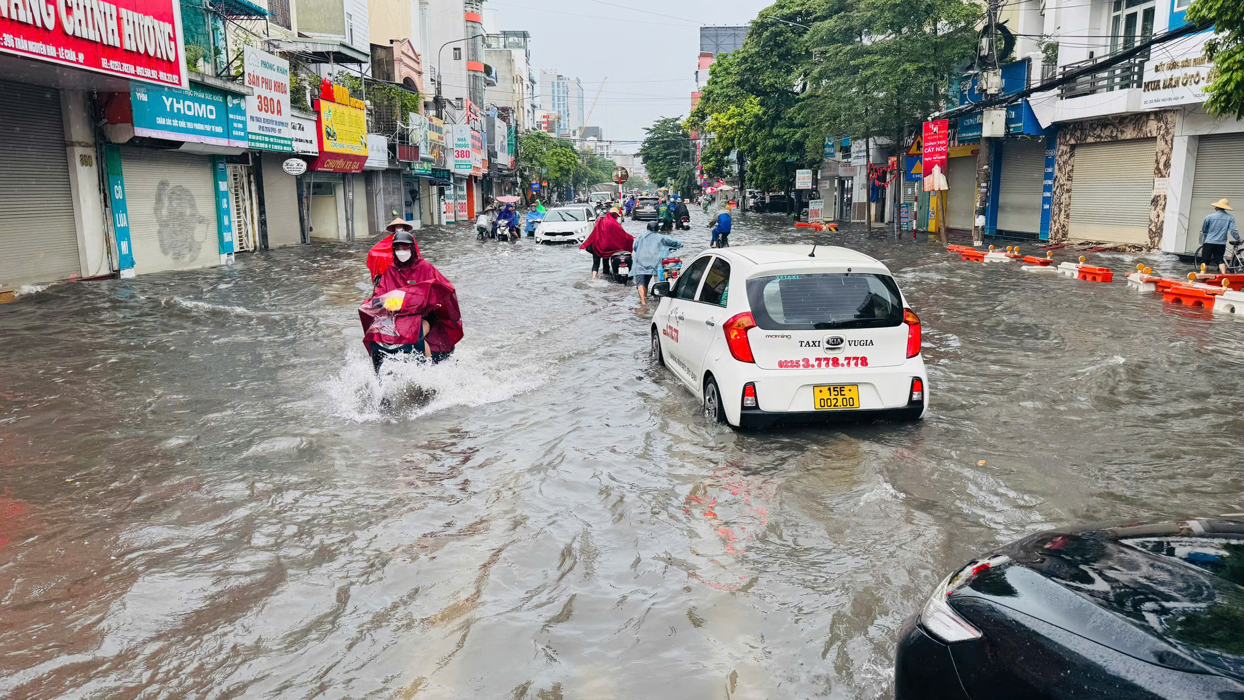 Mưa lớn kéo dài, nhiều tuyến phố ở Hải Phòng bị ngập sâu- Ảnh 5. Mưa lớn kéo dài, nhiều tuyến phố ở Hải Phòng bị ngập sâu- Ảnh 5.