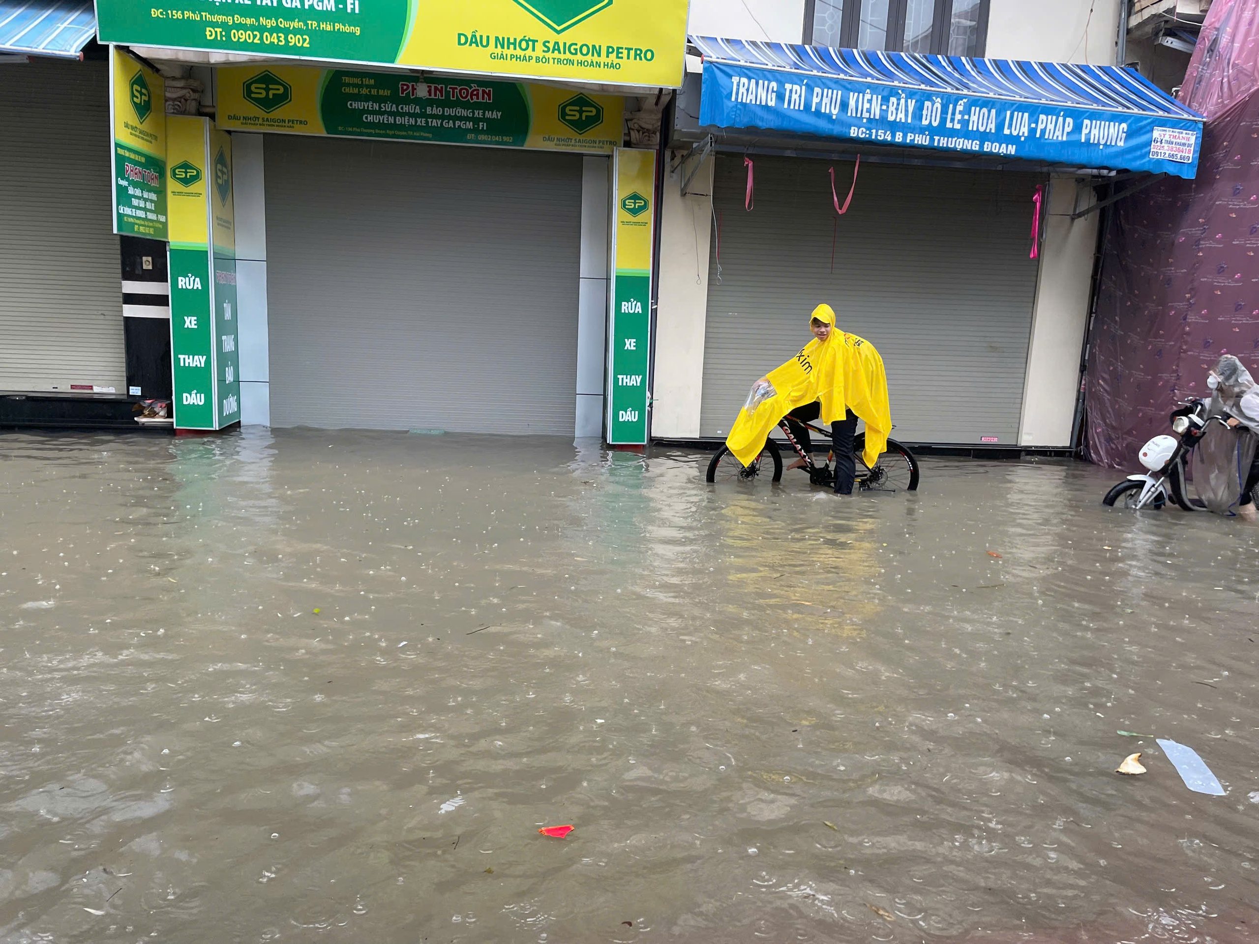 Mưa lớn kéo dài, nhiều tuyến phố ở Hải Phòng bị ngập sâu- Ảnh 6. Mưa lớn kéo dài, nhiều tuyến phố ở Hải Phòng bị ngập sâu- Ảnh 6.