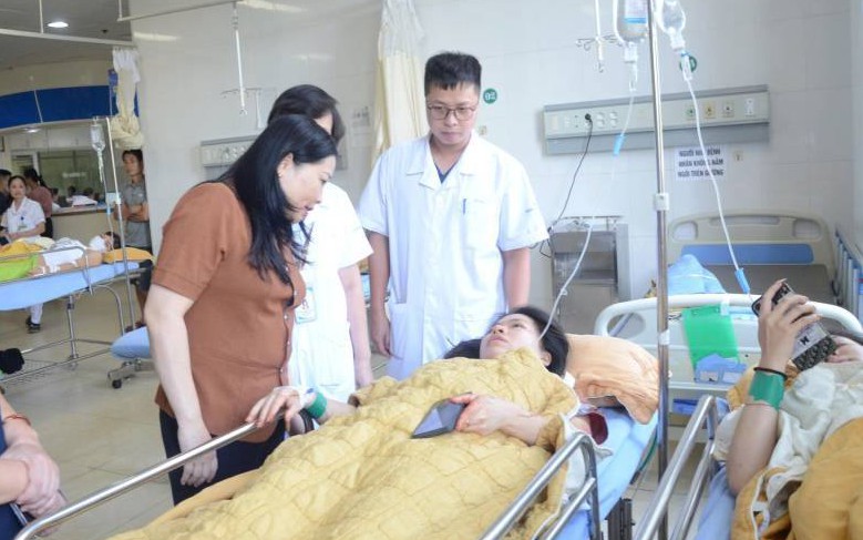 Công an Lào Cai thông tin về vụ tai nạn giao thông xe giường nằm tuyến Nghĩa Lộ - Mỹ Đình khiến 3 người tử vong, nhiều người bị thương - Ảnh 2.
