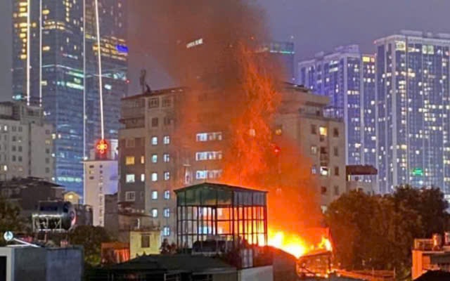 Công an Hà Nội thông tin chính thức vụ cháy 1 người tử vong tại Tây Mỗ, Hà Nội- Ảnh 1. Vụ đốt rác gây cháy lớn ở Hà Nội: Cần chế tài mạnh để răn đe tâm lý "làm bừa không sao"