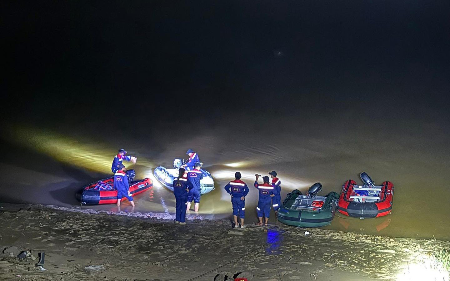 Vụ cha ôm hai con nhảy cầu Bến Thuỷ: Tìm thấy thi thể hai bé gái- Ảnh 3. Vụ cha ôm hai con nhảy cầu Bến Thuỷ: Tìm thấy thi thể hai bé gái- Ảnh 3.