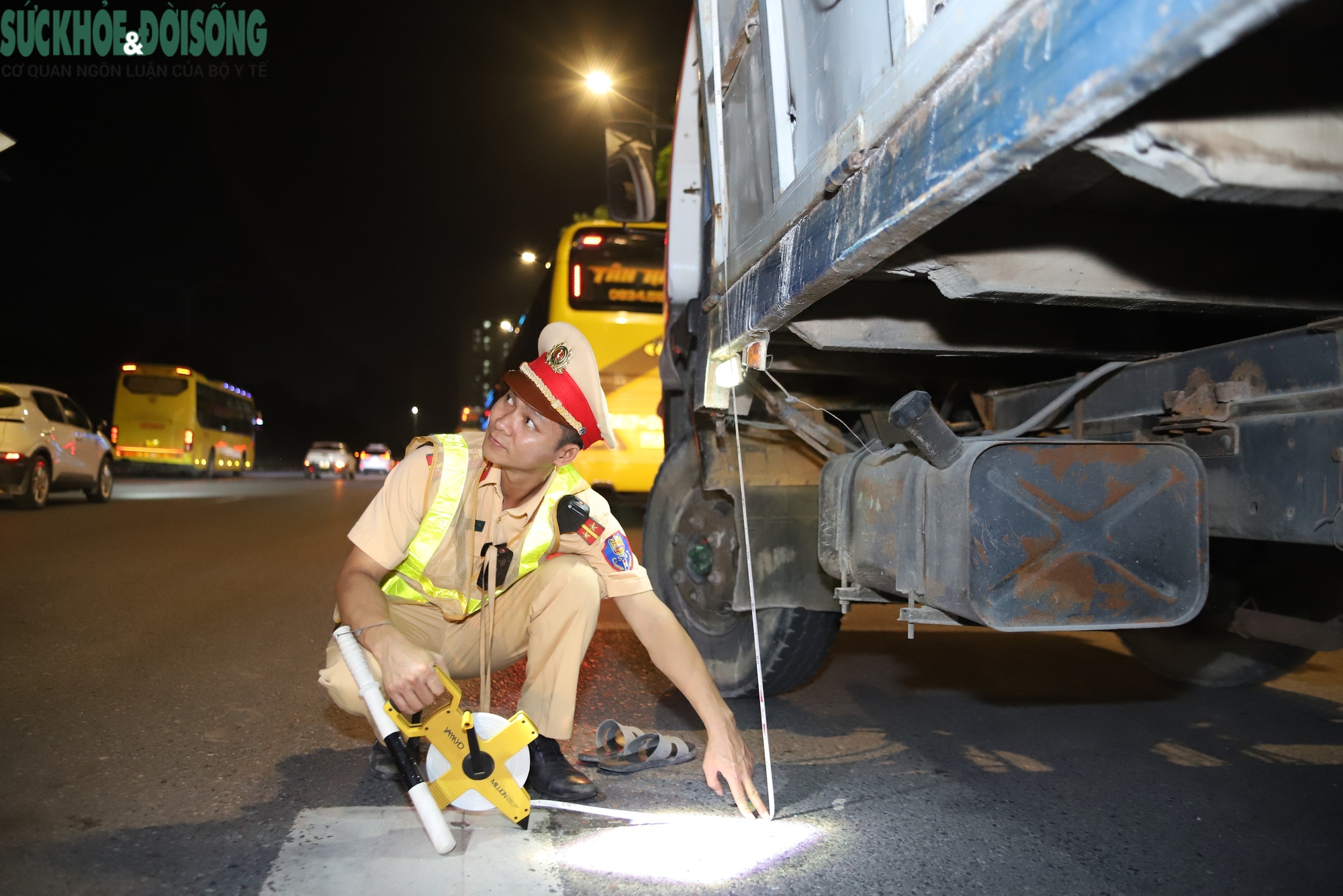 Chuẩn bị rời khỏi Thủ đô, hàng loạt tài xế xe khách, xe tải bất ngờ bị lập biên bản- Ảnh 4. Chuẩn bị rời khỏi Thủ đô, hàng loạt tài xế xe khách, xe tải bất ngờ bị lập biên bản- Ảnh 4.