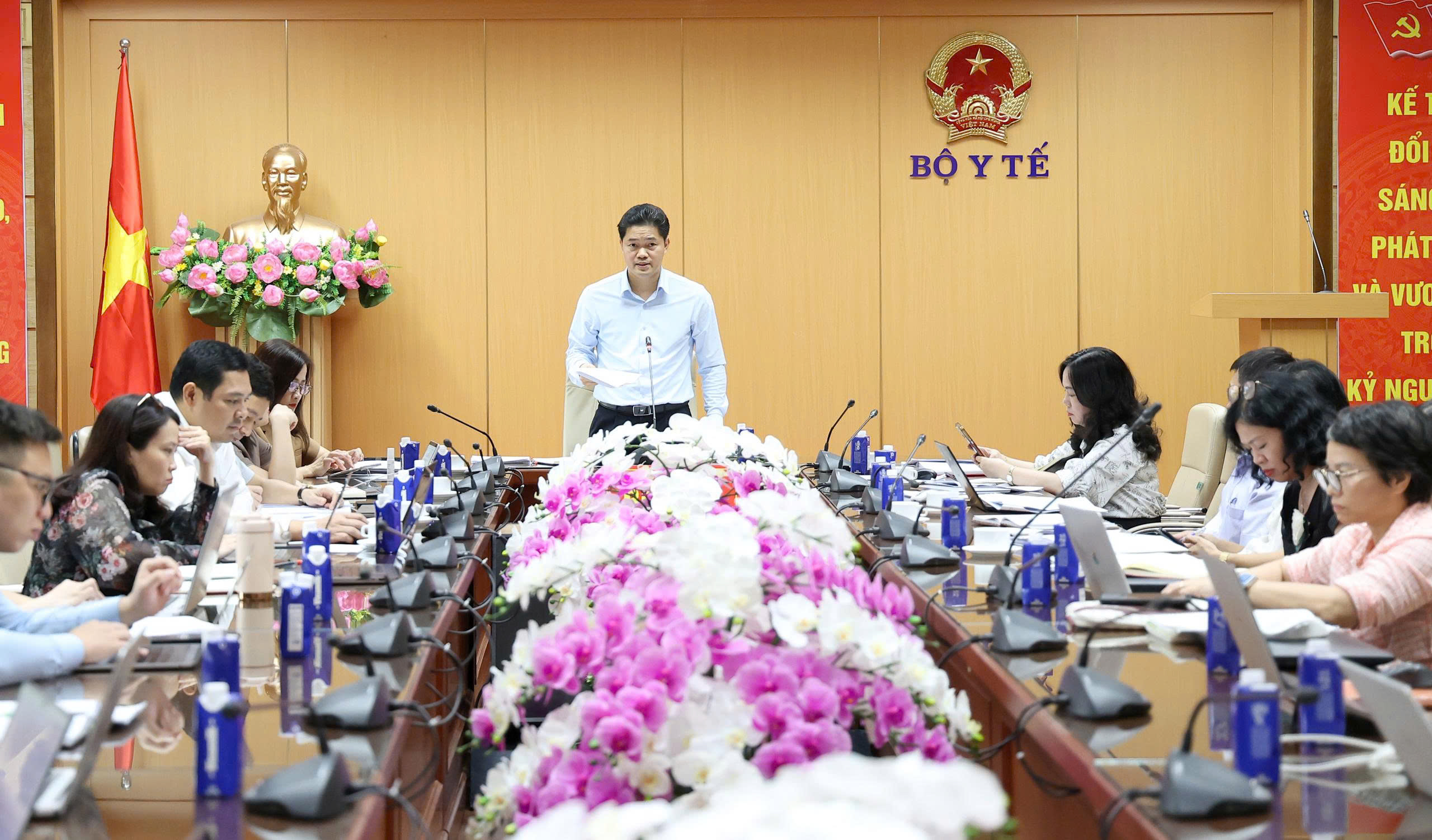 Thứ trưởng Thường trực Bộ Y tế Vũ Mạnh Hà làm việc với Vụ Bảo hiểm Y tế- Ảnh 1.