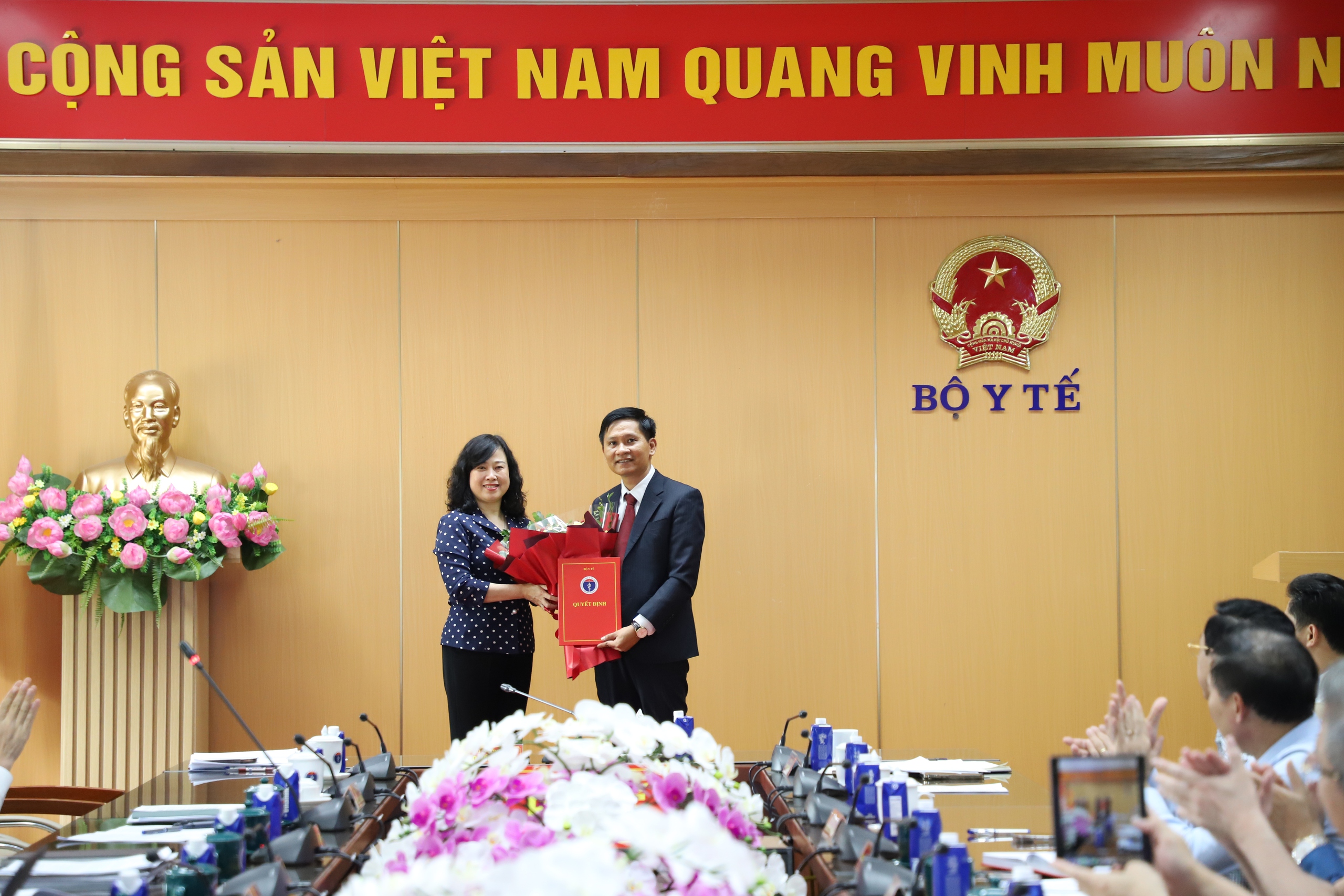Bộ trưởng Đào Hồng Lan trao quyết định điều động, bổ nhiệm, bổ nhiệm lại lãnh đạo một số đơn vị - Ảnh 1. Bộ trưởng Đào Hồng Lan trao quyết định điều động, bổ nhiệm, bổ nhiệm lại lãnh đạo một số đơn vị - Ảnh 1.