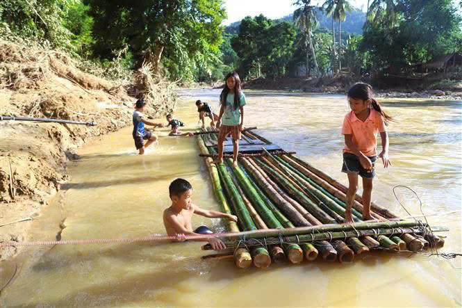 Lũ cuốn trôi cầu, người dân kết bè liều mình qua suối- Ảnh 6. Lũ cuốn trôi cầu, người dân kết bè liều mình qua suối- Ảnh 6.
