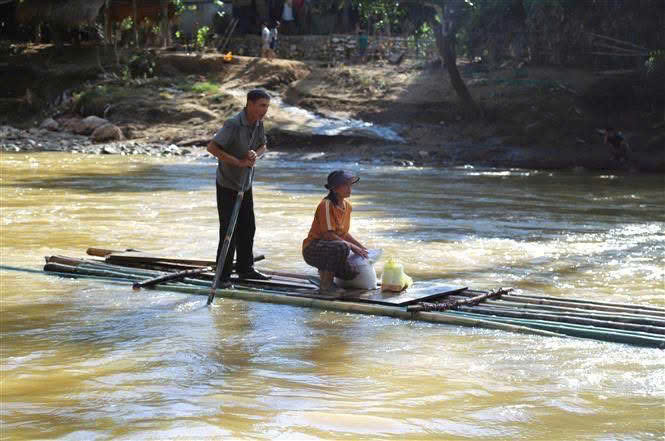 Lũ cuốn trôi cầu, người dân kết bè liều mình qua suối- Ảnh 8. Lũ cuốn trôi cầu, người dân kết bè liều mình qua suối- Ảnh 8.