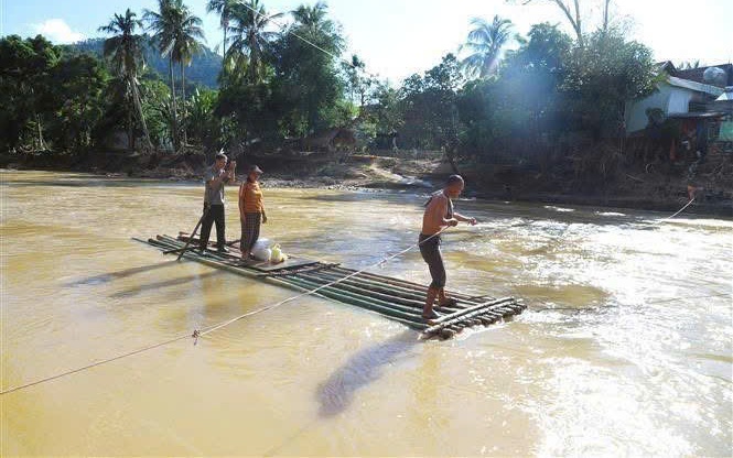 Lũ cuốn trôi cầu, người dân kết bè liều mình qua suối