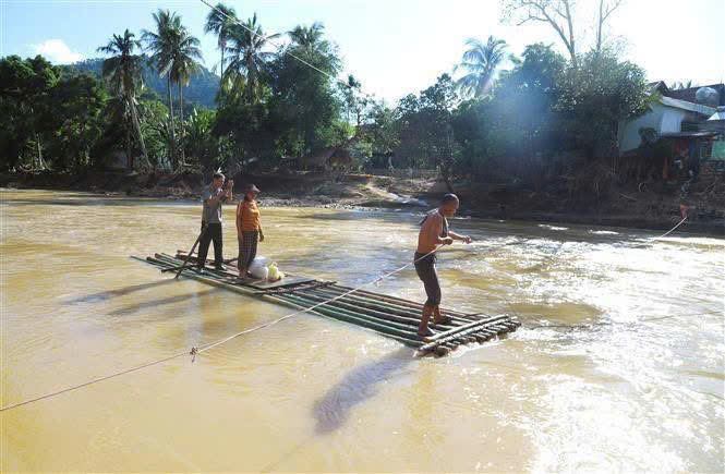 Lũ cuốn trôi cầu, người dân kết bè liều mình qua suối- Ảnh 5. Lũ cuốn trôi cầu, người dân kết bè liều mình qua suối- Ảnh 5.