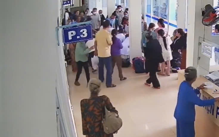 Trên đường đi họp, Giám đốc bệnh viện dừng xe khẩn cấp cứu người bị tai nạn- Ảnh 4. Trên đường đi họp, Giám đốc bệnh viện dừng xe khẩn cấp cứu người bị tai nạn- Ảnh 4.