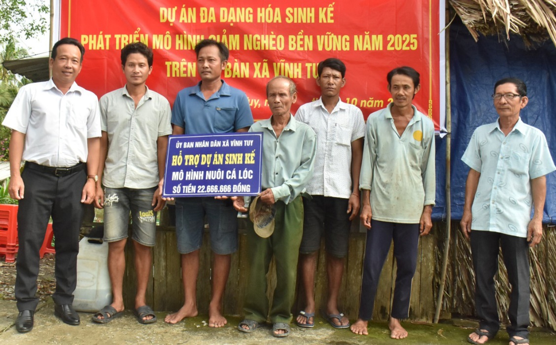 An Giang: Tích cực triển khai Chương trình quốc gia giảm nghèo bền vững- Ảnh 2. A group of men standing in front of a banner AI-generated content may be incorrect.