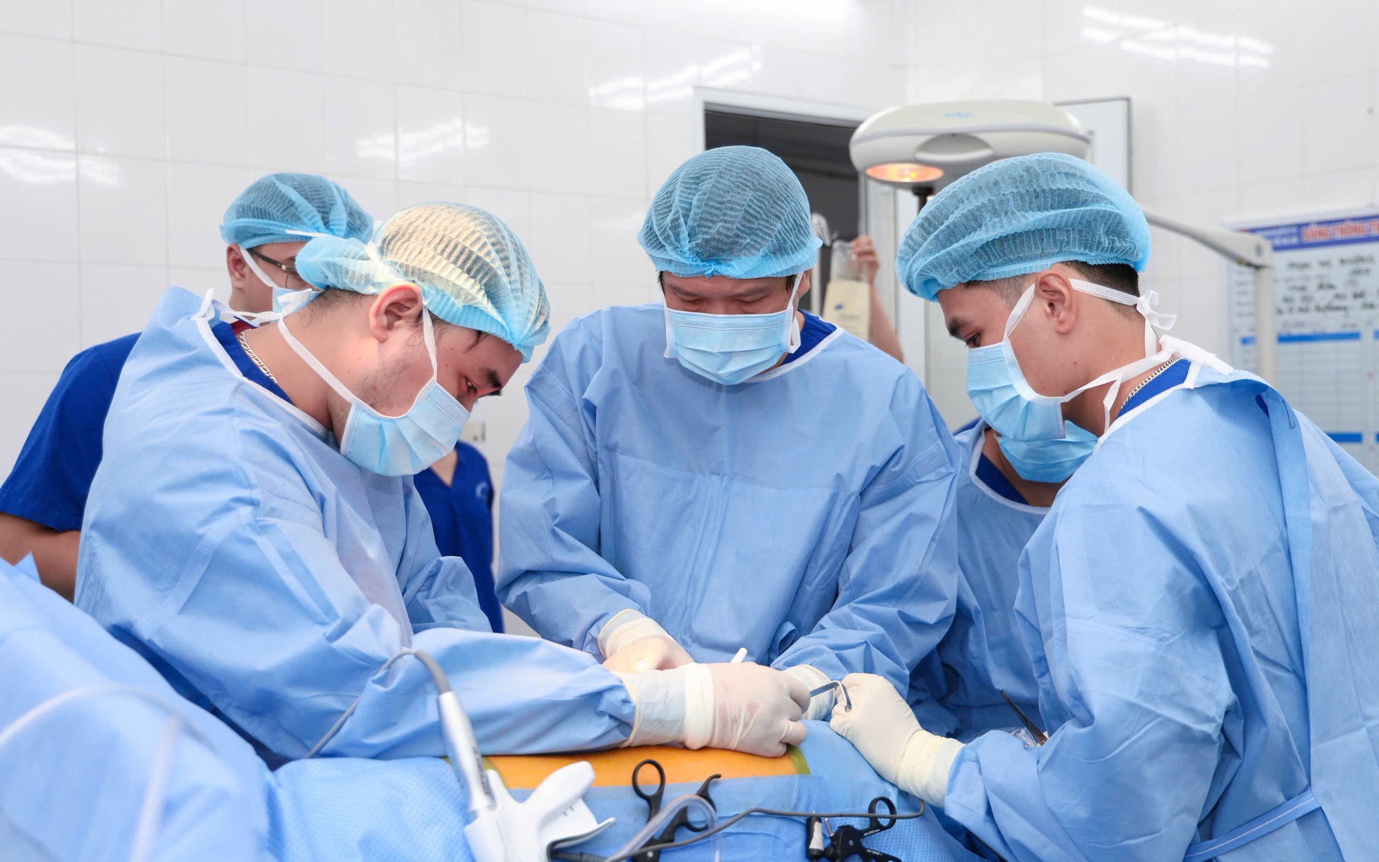 Lần đầu tiên thực hiện thành công ca ghép thận sử dụng máy bảo quản thận hạ nhiệt có kiểm soát- Ảnh 5. Xúc động ca ghép thận mẹ hiến cho con tại Bệnh viện Hữu nghị Việt Tiệp