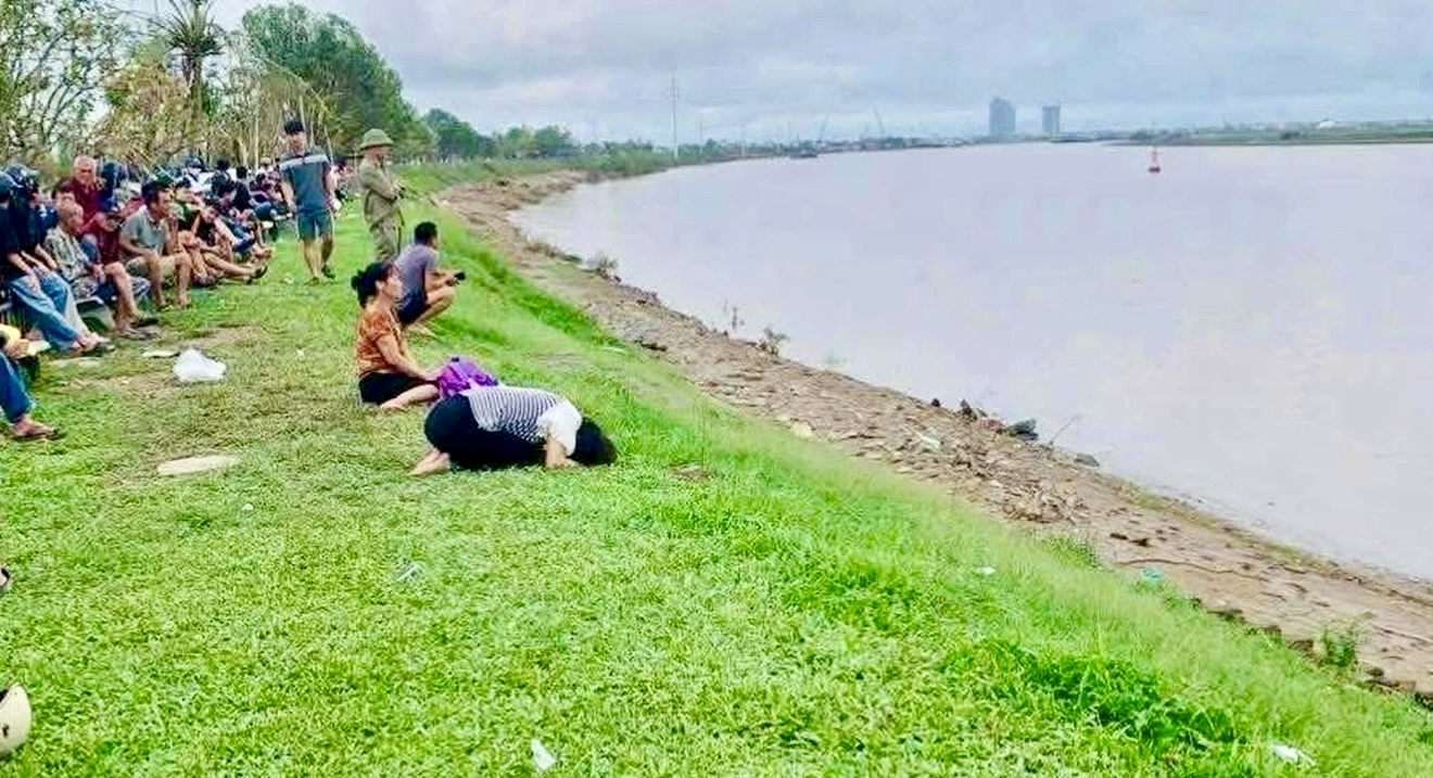 Vụ cha ôm hai con nhảy cầu Bến Thuỷ: Tìm thấy thi thể hai bé gái- Ảnh 2. Vụ cha ôm hai con nhảy cầu Bến Thuỷ: Tìm thấy thi thể hai bé gái- Ảnh 2.