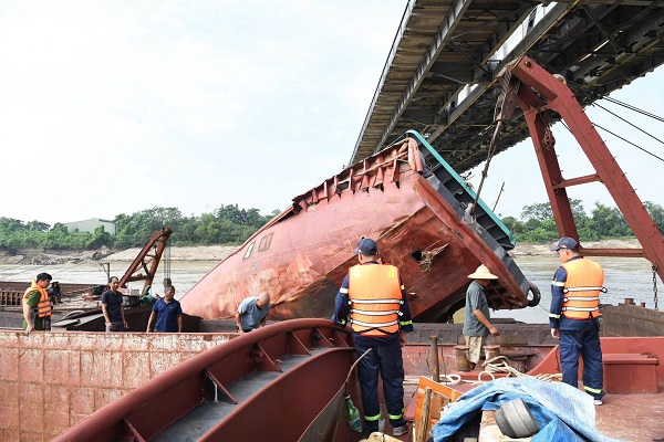 Trục vớt tàu đắm trên sông Lô sau vụ tai nạn thương tâm khiến 2 người tử vong - Ảnh 2. Trục vớt tàu đắm trên sông Lô sau vụ tai nạn thương tâm khiến 2 người tử vong - Ảnh 2.