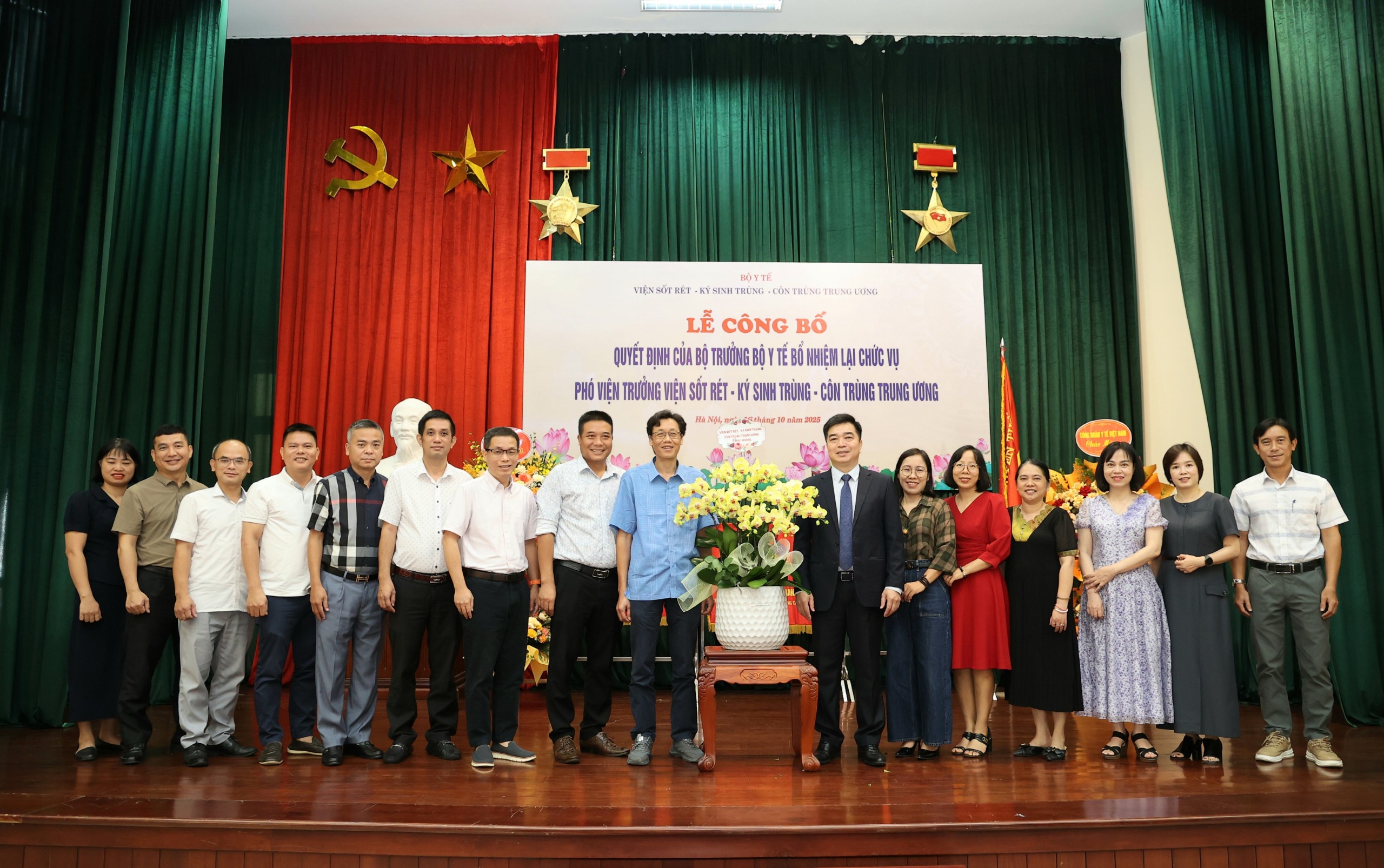 Bộ Y tế bổ nhiệm lại Phó Viện trưởng Viện Sốt rét - Ký sinh trùng - Côn trùng Trung ương
- Ảnh 5. Bộ Y tế bổ nhiệm lại Phó Viện trưởng Viện Sốt rét - Ký sinh trùng - Côn trùng Trung ương
- Ảnh 5.