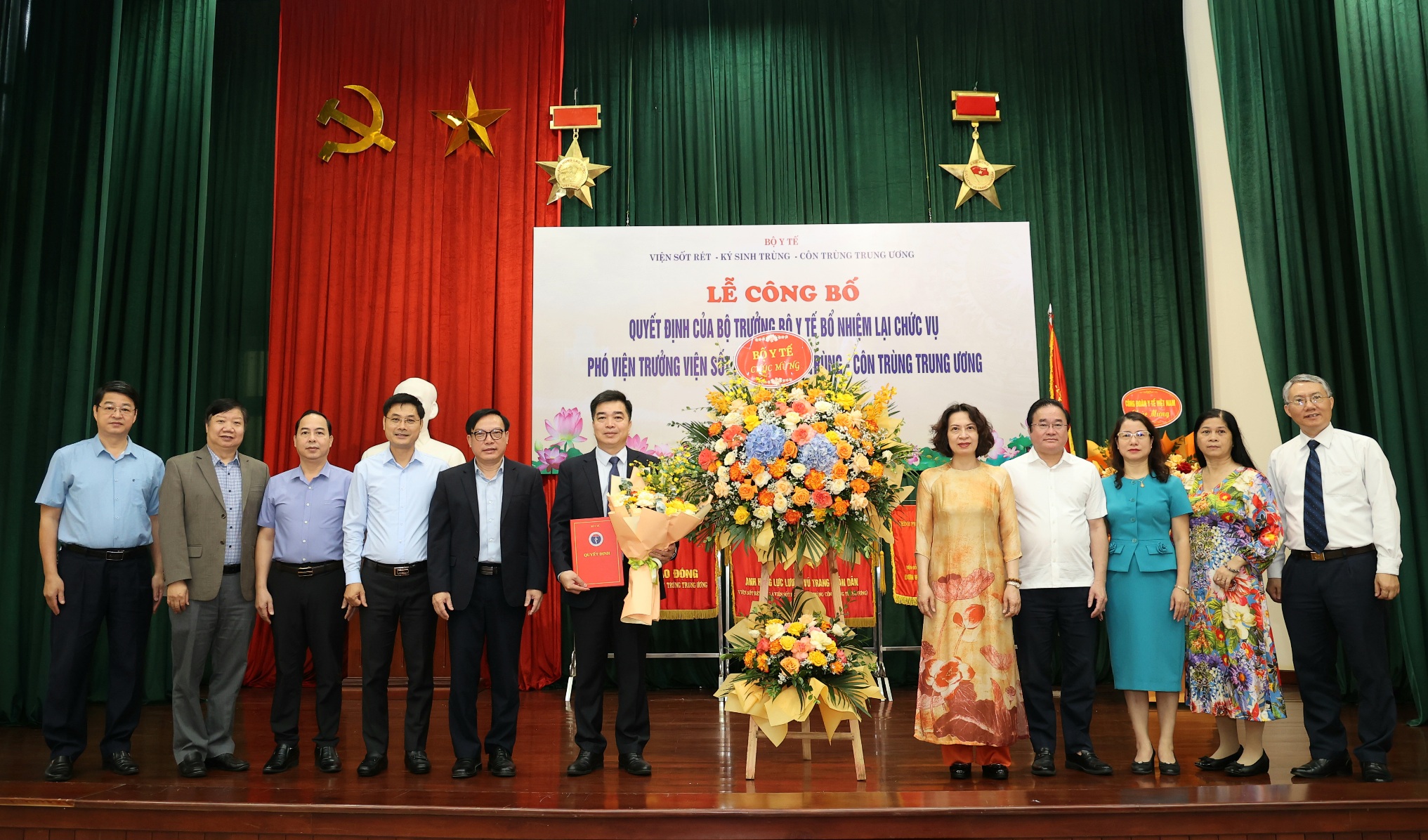 Bộ Y tế bổ nhiệm lại Phó Viện trưởng Viện Sốt rét - Ký sinh trùng - Côn trùng Trung ương
- Ảnh 4. Bộ Y tế bổ nhiệm lại Phó Viện trưởng Viện Sốt rét - Ký sinh trùng - Côn trùng Trung ương
- Ảnh 4.