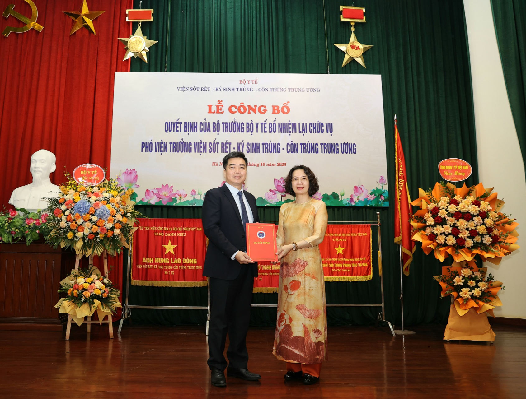 Bộ Y tế bổ nhiệm lại Phó Viện trưởng Viện Sốt rét - Ký sinh trùng - Côn trùng Trung ương
- Ảnh 1. Bộ Y tế bổ nhiệm lại Phó Viện trưởng Viện Sốt rét - Ký sinh trùng - Côn trùng Trung ương
- Ảnh 1.