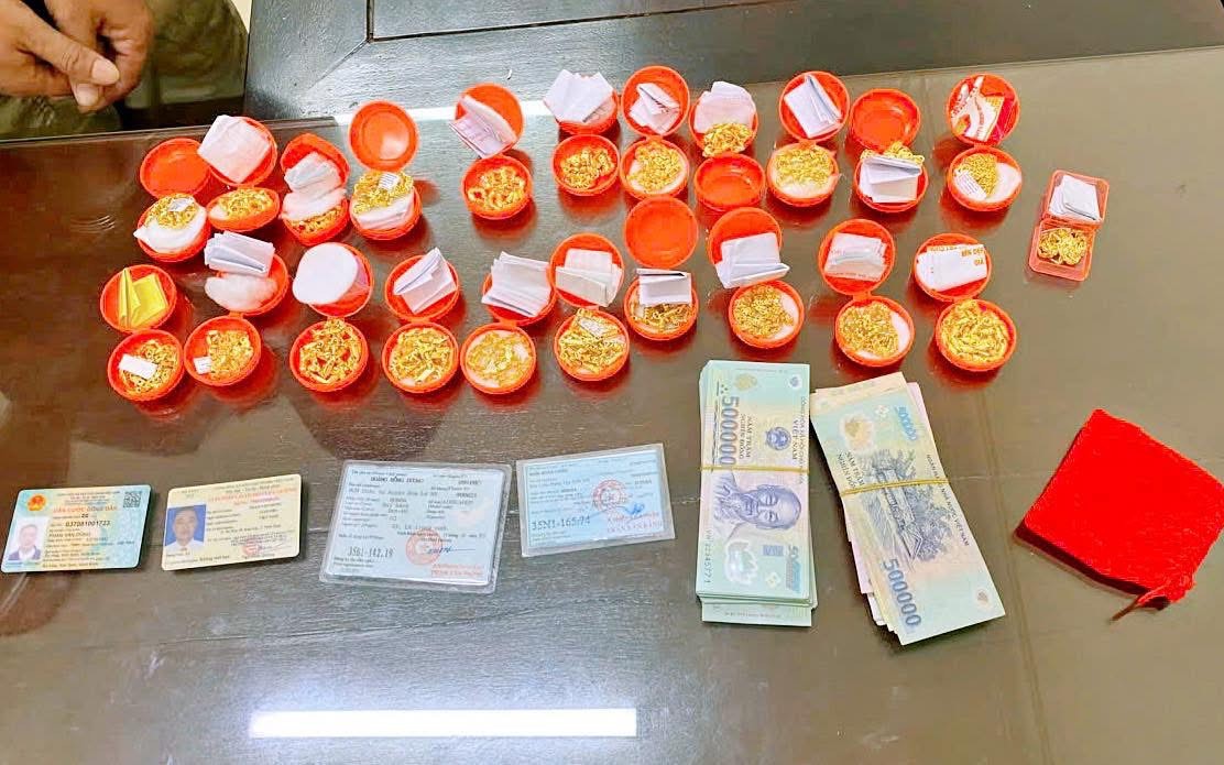 Mua xong 2 cây vàng mới tá hoả phát hiện là đồ giả- Ảnh 2. Bắt ổ nhóm lừa đảo "mua vàng thật, bán vàng giả"