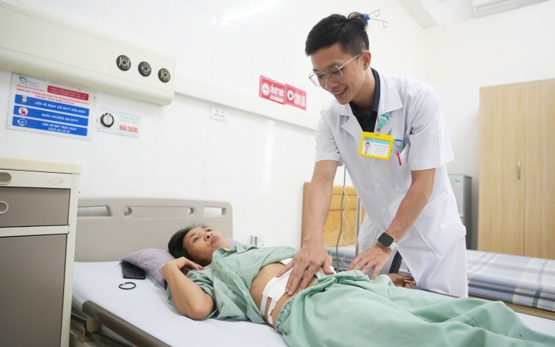 Bác sĩ hiến máu, trực tiếp thực hiện ca mổ cứu sống nam thanh niên bị vỡ thận- Ảnh 5. Bác sĩ hiến máu, trực tiếp thực hiện ca mổ cứu sống nam thanh niên bị vỡ thận- Ảnh 5.