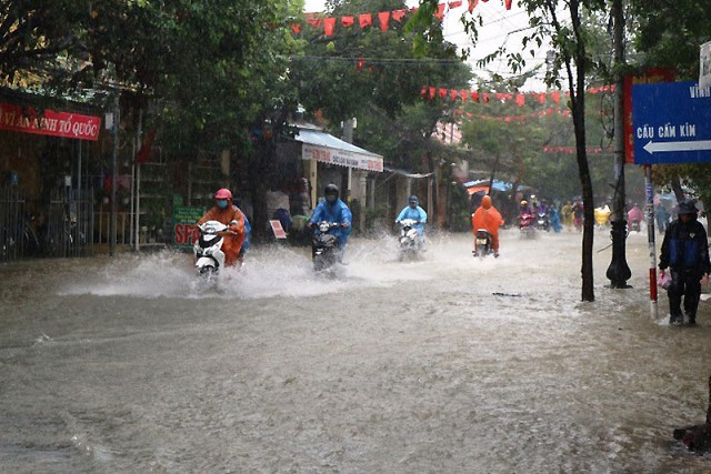 Trung Bộ mưa lớn diện rộng, Bắc Bộ nắng gián đoạn- Ảnh 2. Trung Bộ mưa lớn diện rộng, Bắc Bộ nắng gián đoạn- Ảnh 2.