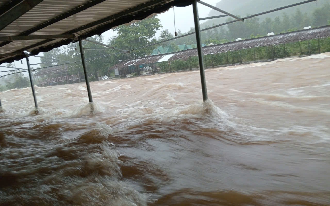 Mưa lớn, hàng nghìn học sinh ở Huế nghỉ học