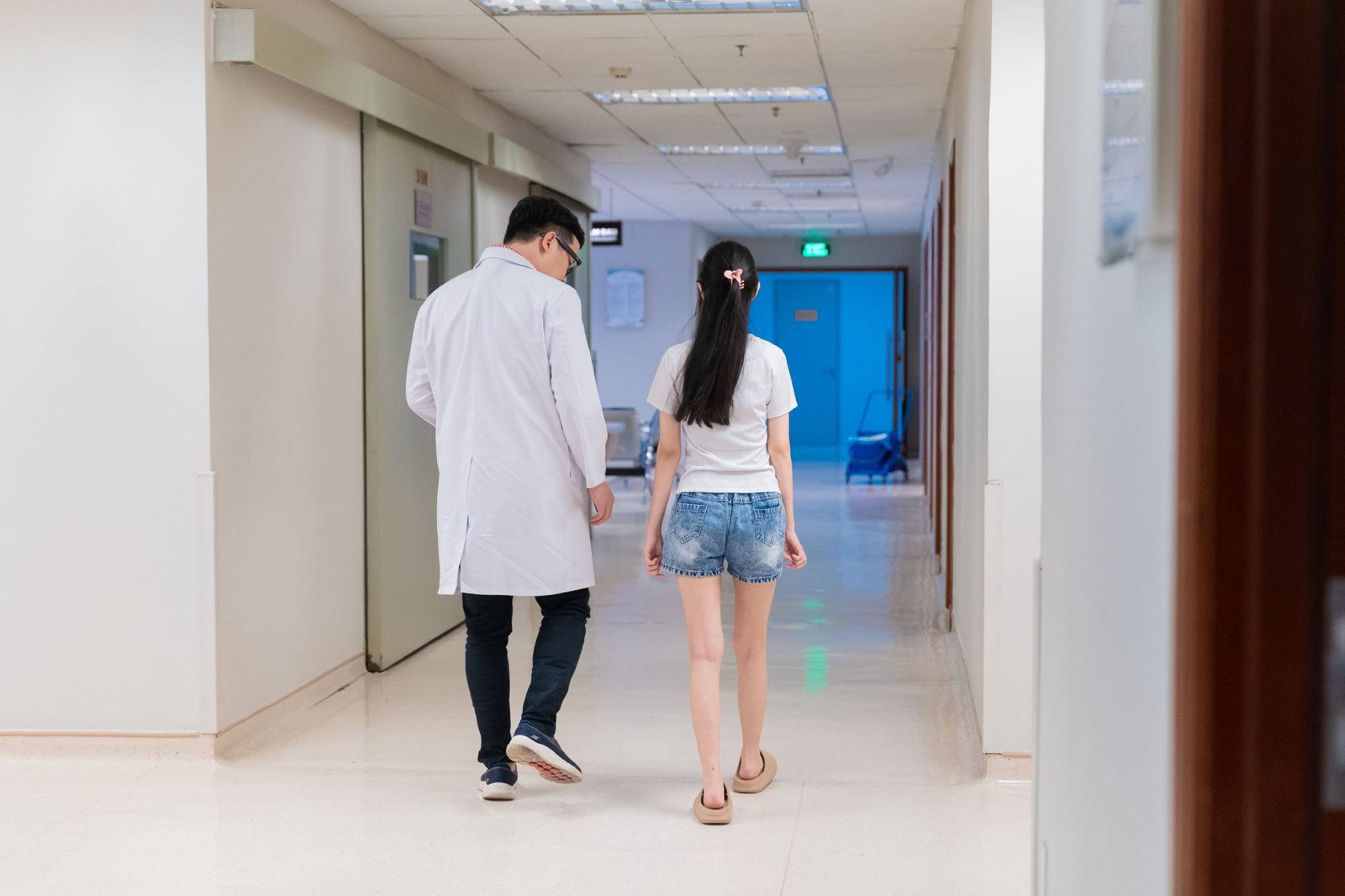 Bệnh nhân nhỏ tuổi đầu tiên tại Việt Nam được thay khớp háng toàn phần thành công - Ảnh 2.