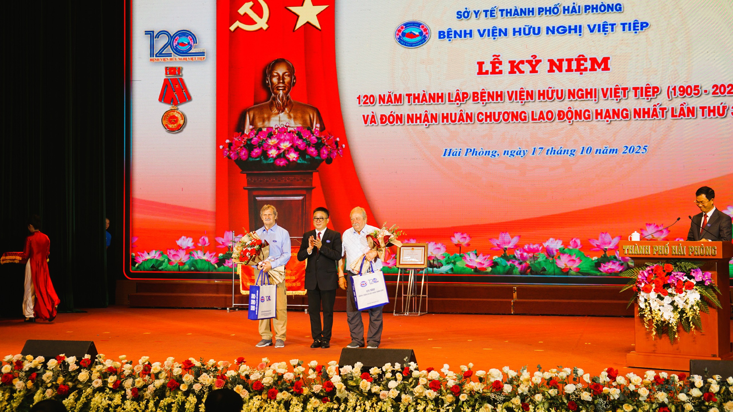 Bệnh viện Hữu nghị Việt Tiệp đón nhận Huân chương Lao động hạng Nhất lần thứ ba- Ảnh 6. Bệnh viện Hữu nghị Việt Tiệp đón nhận Huân chương Lao động hạng Nhất lần thứ ba- Ảnh 6.