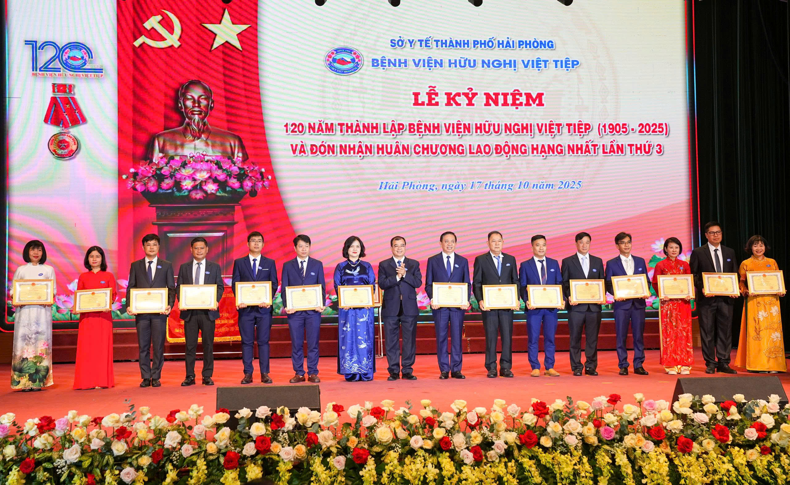 Bệnh viện Hữu nghị Việt Tiệp đón nhận Huân chương Lao động hạng Nhất lần thứ ba- Ảnh 4. Bệnh viện Hữu nghị Việt Tiệp đón nhận Huân chương Lao động hạng Nhất lần thứ ba- Ảnh 4.