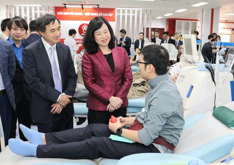 Ngành y tế nỗ lực không ngừng, vượt qua mọi thử thách, lao động tận tụy, sáng tạo vì sức khoẻ nhân dân- Ảnh 2. Ngành y tế nỗ lực không ngừng, vượt qua mọi thử thách, lao động tận tụy, sáng tạo vì sức khoẻ nhân dân- Ảnh 2.