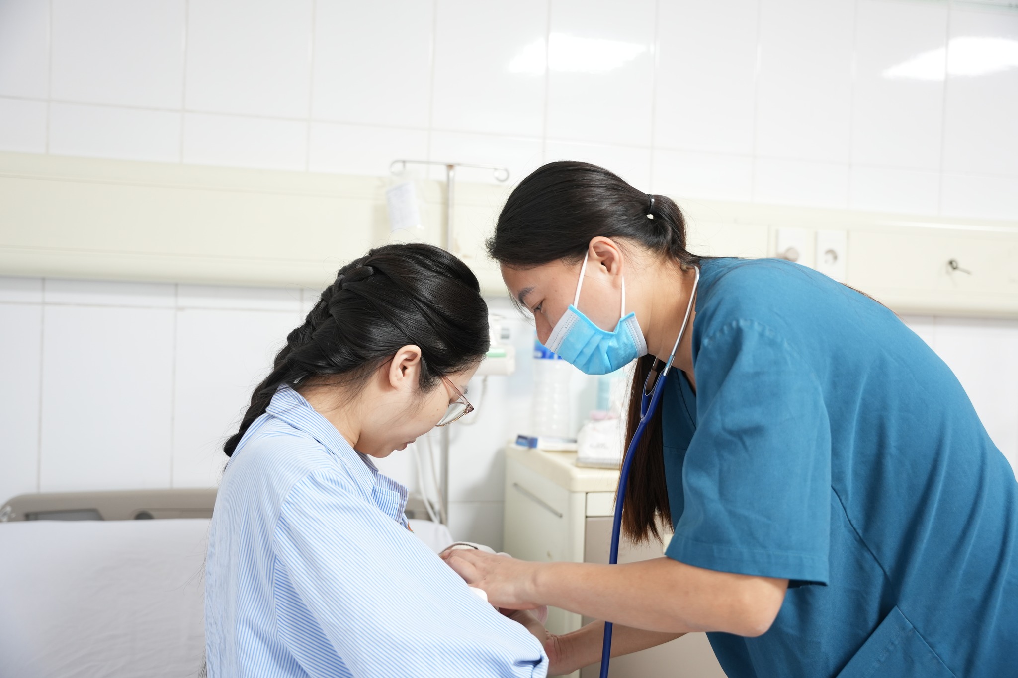 Bác sĩ cứu sống mẹ con sản phụ rau bong non trong đêm- Ảnh 2. Bác sĩ cứu sống mẹ con sản phụ rau bong non trong đêm- Ảnh 2.