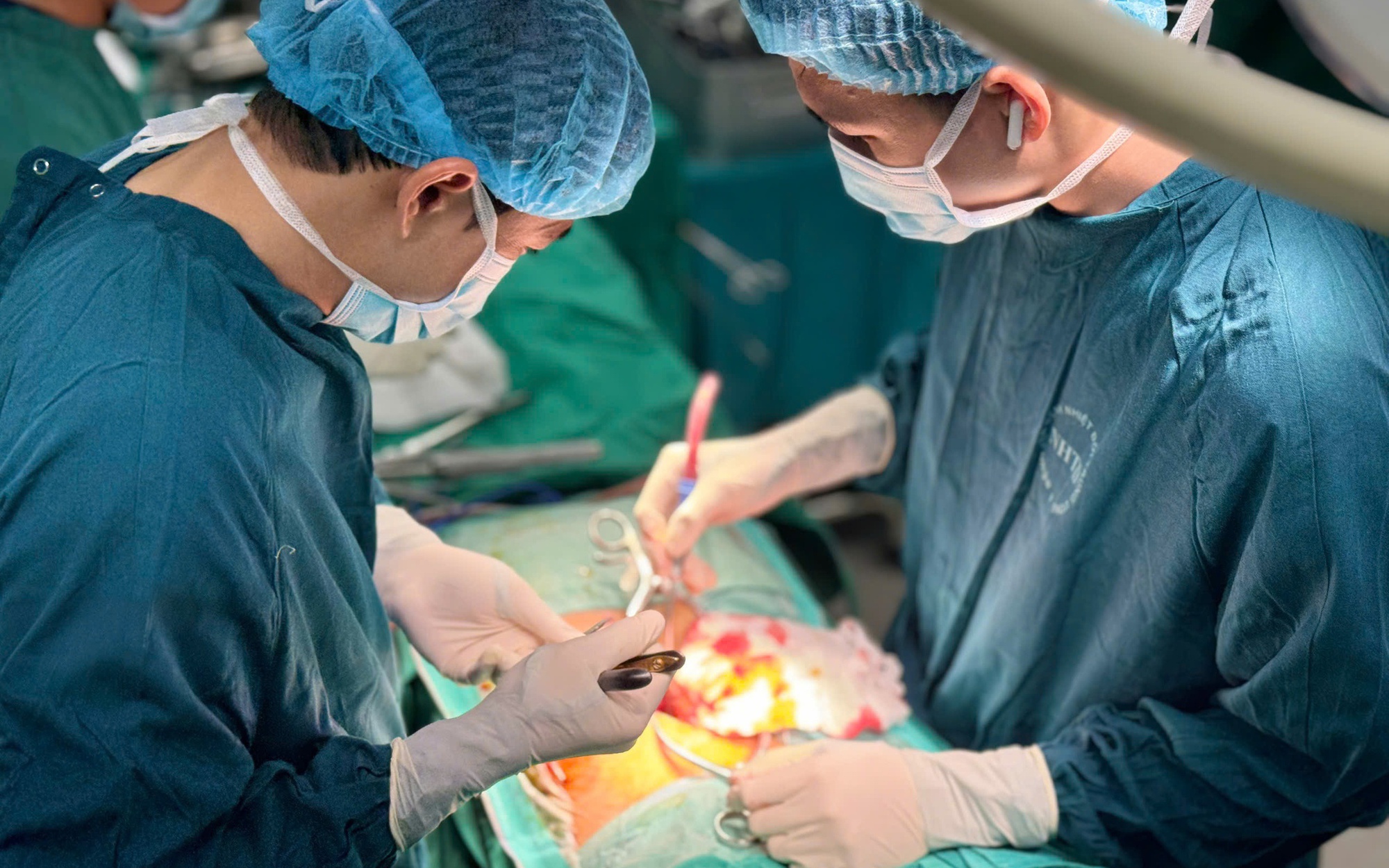 10 giờ phẫu thuật giải cứu người đàn ông 'cong như con tôm' , 7 năm cúi mặt xuống đất- Ảnh 3. Cứu sống bệnh nhân nhiễm trùng phức tạp sau mổ cột sống