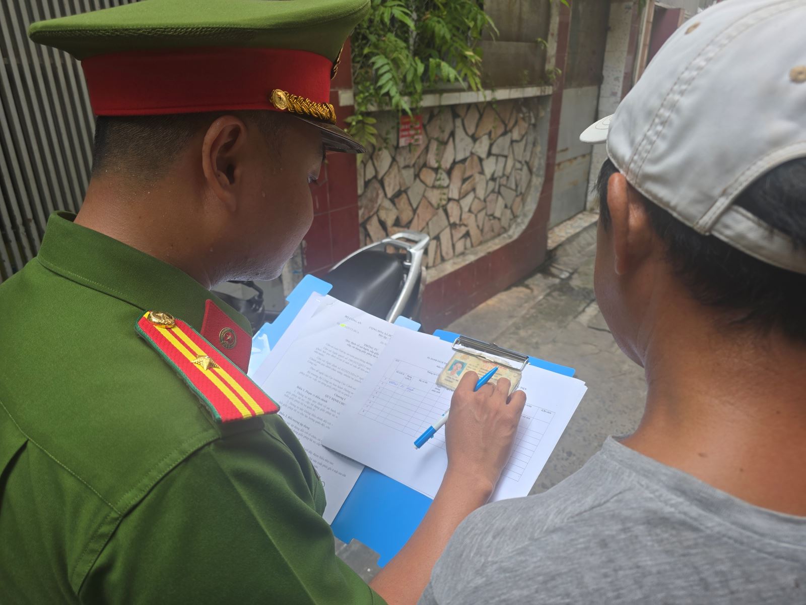 Công an thực hiện thu thập thông tin và đổi giấy phép lái xe sang thẻ PET như thế nào?- Ảnh 1. Công an thực hiện thu thập thông tin và đổi giấy phép lái xe sang thẻ PET như thế nào?- Ảnh 1.